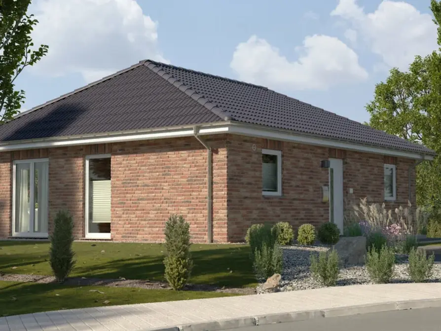 Der Bungalow 92 in der Variante Klinker Nr. 2 mit Blick von der Straße auf den Eingangsbereich mit Vorgarten und Seitenansicht mit bodentiefen Fenstern für ein helles und offenes Haus