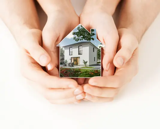sicherheit-schutz-geborgenheit-familie-haus-geschuetzt-02