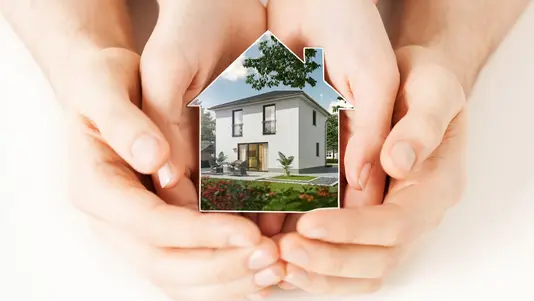sicherheit-schutz-geborgenheit-familie-haus-geschuetzt-Kampagnenmotiv