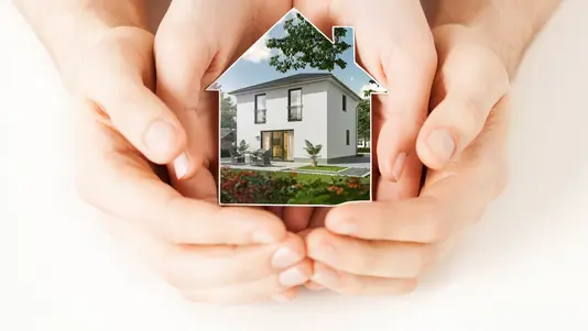 sicherheit-schutz-geborgenheit-familie-haus-geschuetzt-Kampagnenmotiv