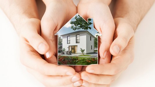 sicherheit-schutz-geborgenheit-familie-haus-geschuetzt-Kampagnenmotiv