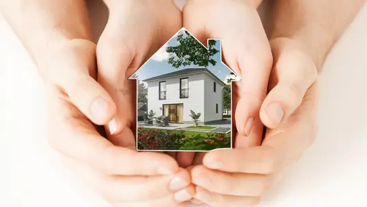 sicherheit-schutz-geborgenheit-familie-haus-geschuetzt-Kampagnenmotiv