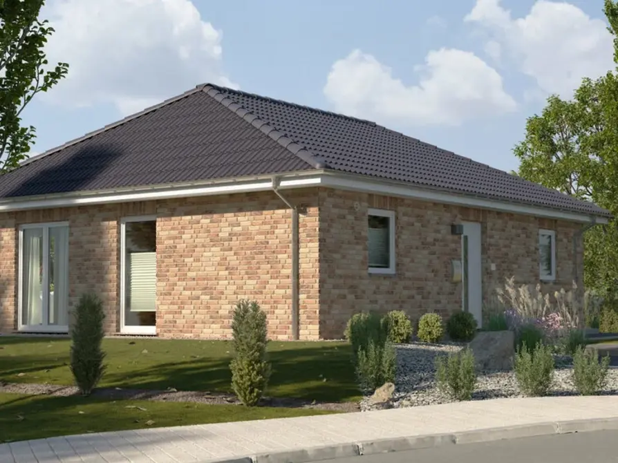 Der Bungalow 92 in der Variante Klinker Nr. 1 mit Blick von der Straße auf den Eingangsbereich mit Vorgarten und Seitenansicht mit bodentiefen Fenstern für ein helles und offenes Haus