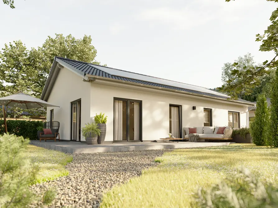 Gartenansicht des Bungalow 100 mit überdachter Terrasse, großen Fensterelementen und gemütlichem Sitzbereich inmitten gepflegter Natur.